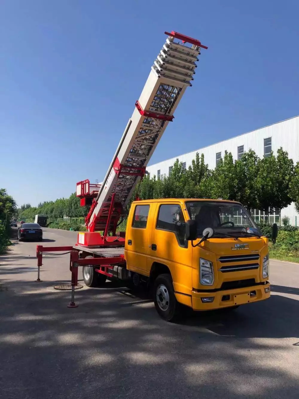 攸县附近的云梯车出租服务：轻松解决高空作业需求